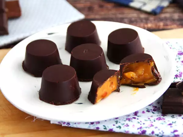 Recept Sós vajkaramellel és mandulával töltött csokoládék