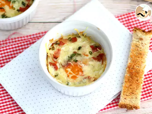Recept Oeufs cocotte szalonnával és metélőhagymával, gyors recept