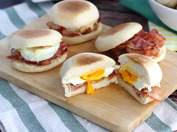 Recept Tojás és bacon angol muffin