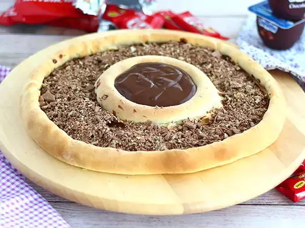 Recept Pizza kit kat és joghurtos csokoládés danette pizzával