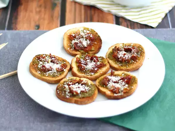 Recept Pestós, parmezános és napon szárított paradicsomos pirítós