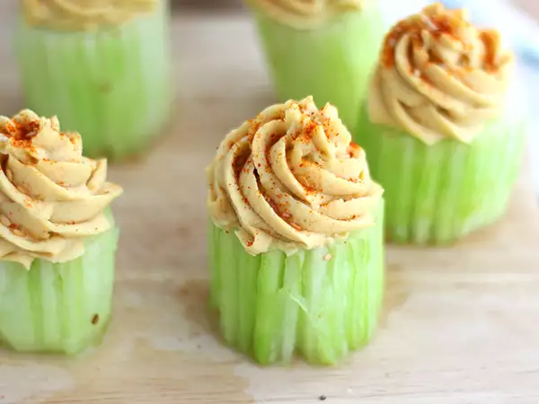Recept Vegán uborka és humusz cupcakes