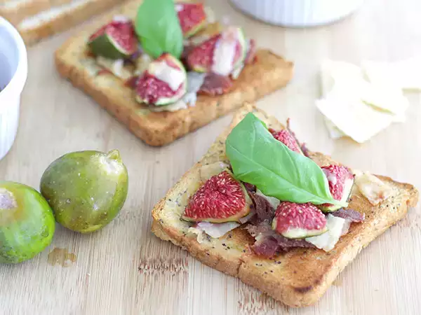 Recept Bruschetta fügével, parmezánnal és pármai sonkával