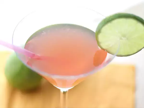 Recept Cosmopolitan áfonyalével