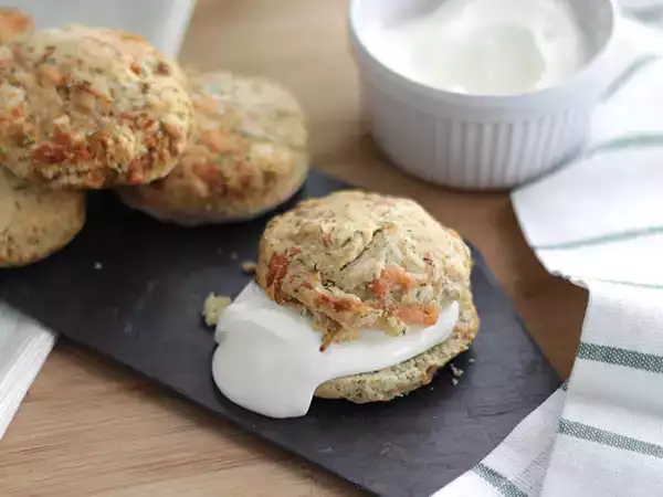 Recept Füstölt lazaccal és kaporral töltött pogácsa