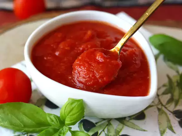 Recept Telt ízű nyers paradicsomszósz, amely ideális pizza vagy pinsa tetejére.