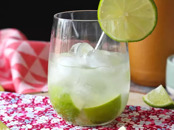 Recept Citromos caipirinha: a könnyen elkészíthető brazil ital koktélkeverő nélkül