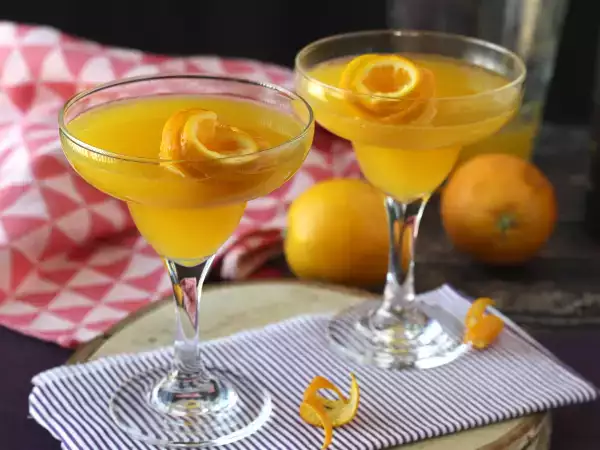Recept Agua de valencia, a mediterrán koktél kavával és naranccsal, amelyet otthon is elkészíthet.