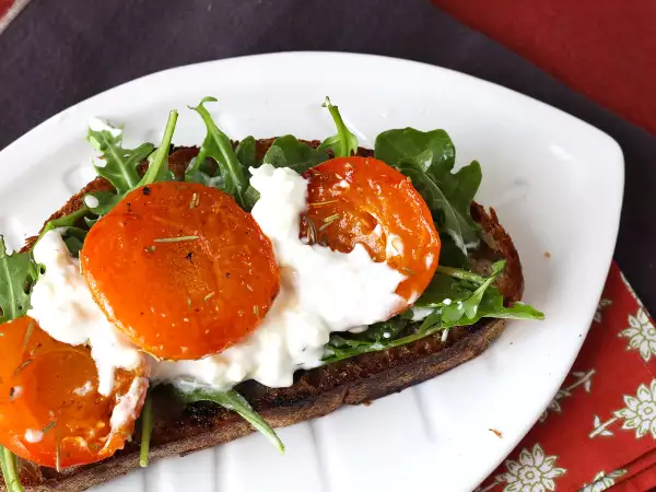 Recept Pirított sárgabarack, rukkola és burrata pirítóson