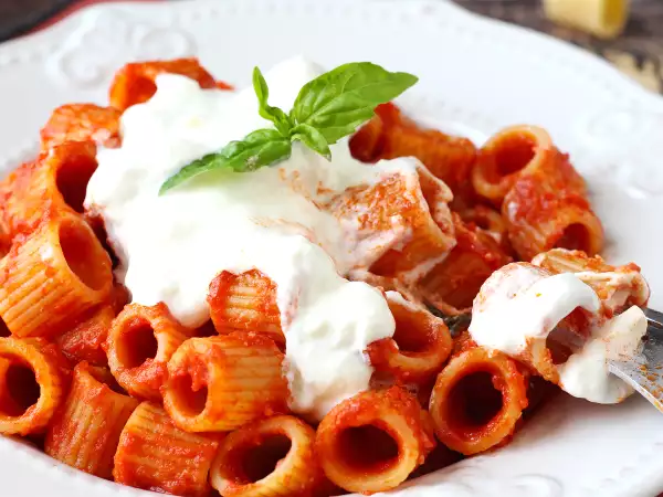 Recept Tészta stracciatellával és krémes paradicsommal: az első kurzus 10 perc alatt elkészül