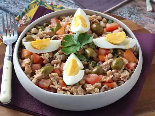 Recept Kukoricasaláta tonhallal, tojással és olajbogyóval: a portugál klasszikus!
