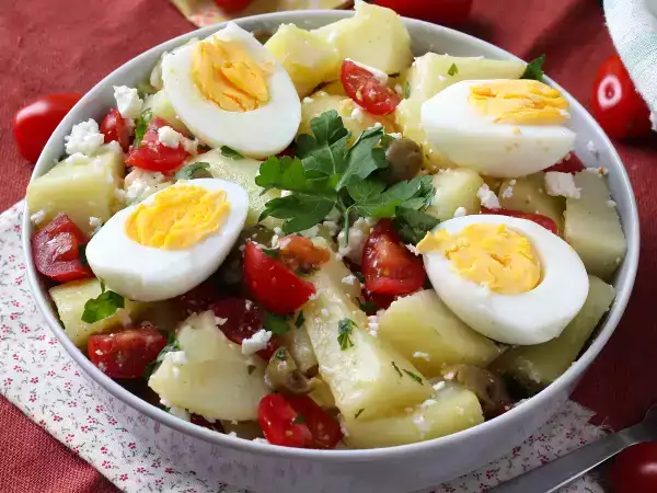 Recept Burgonyasaláta feta sajttal, tojással és koktélparadicsommal