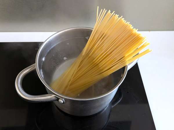 Spaghetti alla fuoco di bacco: vörösboros tészta, hogy valami különlegeset hozzon az asztalra - Előkészítés lépés 2