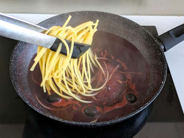 Spaghetti alla fuoco di bacco: vörösboros tészta, hogy valami különlegeset hozzon az asztalra - Előkészítés lépés 3