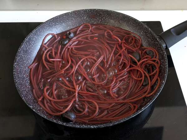 Spaghetti alla fuoco di bacco: vörösboros tészta, hogy valami különlegeset hozzon az asztalra - Előkészítés lépés 4