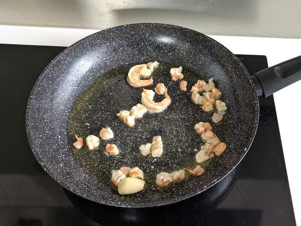 Spirulina tészta garnélarákkal és citrommal: tápanyagokban gazdag első fogás egyedi ízzel - Előkészítés lépés 2