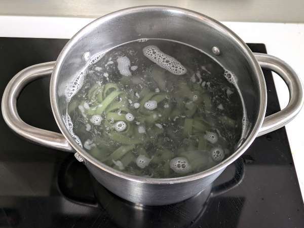 Spirulina tészta garnélarákkal és citrommal: tápanyagokban gazdag első fogás egyedi ízzel - Előkészítés lépés 5