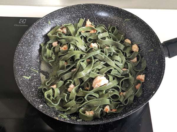 Spirulina tészta garnélarákkal és citrommal: tápanyagokban gazdag első fogás egyedi ízzel - Előkészítés lépés 7