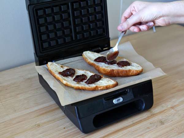 Croffle, a gofri-stílusú croissant füge lekvárral, kecskesajttal és ibériai pácolt sonkával. - Előkészítés lépés 1