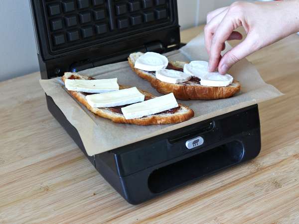 Croffle, a gofri-stílusú croissant füge lekvárral, kecskesajttal és ibériai pácolt sonkával. - Előkészítés lépés 2