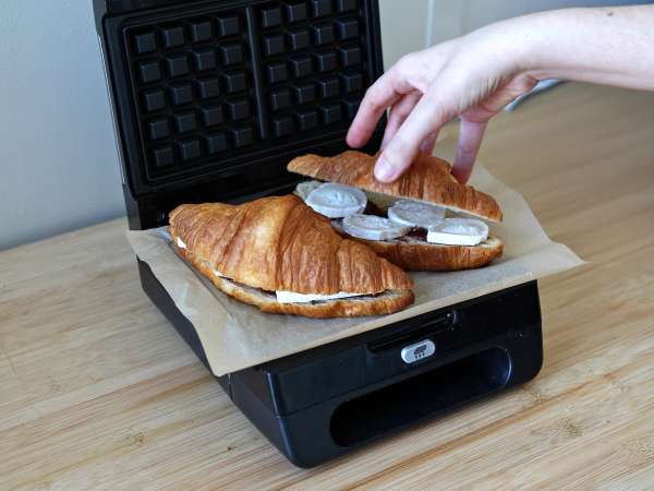 Croffle, a gofri-stílusú croissant füge lekvárral, kecskesajttal és ibériai pácolt sonkával. - Előkészítés lépés 3