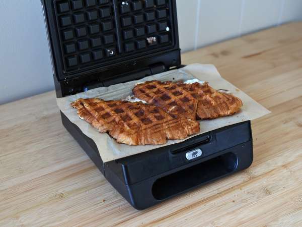 Croffle, a gofri-stílusú croissant füge lekvárral, kecskesajttal és ibériai pácolt sonkával. - Előkészítés lépés 4