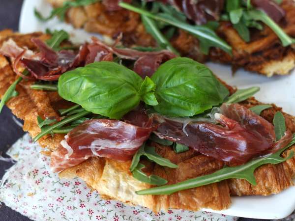 Croffle, a gofri-stílusú croissant füge lekvárral, kecskesajttal és ibériai pácolt sonkával. - Előkészítés lépés 5