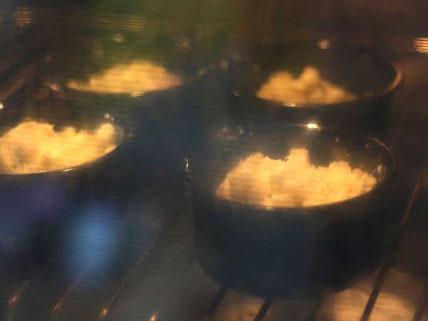 Cruffins, a croissant és a muffin kombinációja, ebben az esetben parmezánnal és mozzarellával sózva. - Előkészítés lépés 7