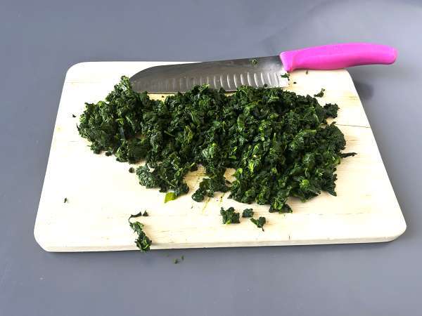 Spenót és ricotta malfatti, az egyszerű, gyúrás nélküli házi tészta receptje - Előkészítés lépés 2