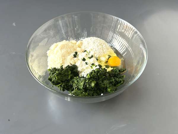 Spenót és ricotta malfatti, az egyszerű, gyúrás nélküli házi tészta receptje - Előkészítés lépés 3