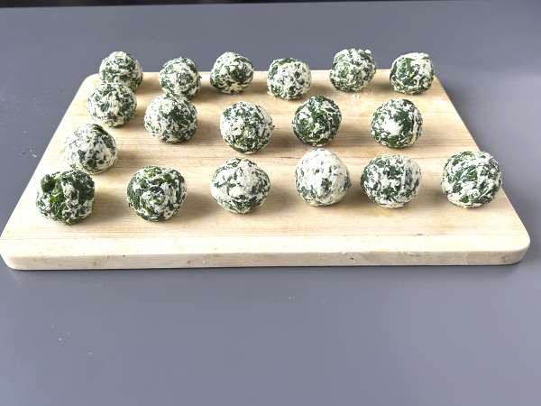 Spenót és ricotta malfatti, az egyszerű, gyúrás nélküli házi tészta receptje - Előkészítés lépés 4