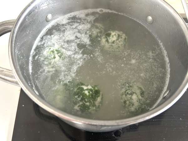 Spenót és ricotta malfatti, az egyszerű, gyúrás nélküli házi tészta receptje - Előkészítés lépés 5