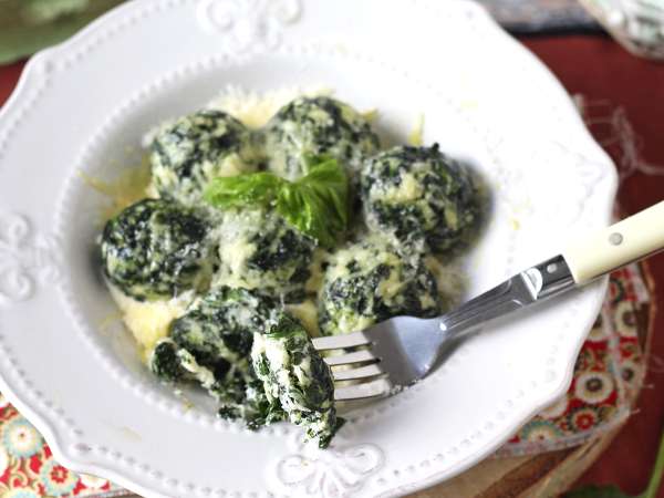 Spenót és ricotta malfatti, az egyszerű, gyúrás nélküli házi tészta receptje - Előkészítés lépés 9