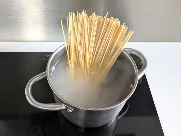 Spagetti aglio, olio e peperoncino: az olasz hagyományok utolsó pillanatban elkészített étele - Előkészítés lépés 1