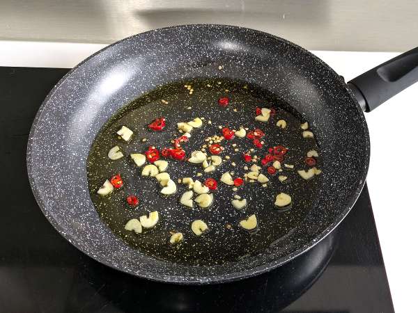 Spagetti aglio, olio e peperoncino: az olasz hagyományok utolsó pillanatban elkészített étele - Előkészítés lépés 5