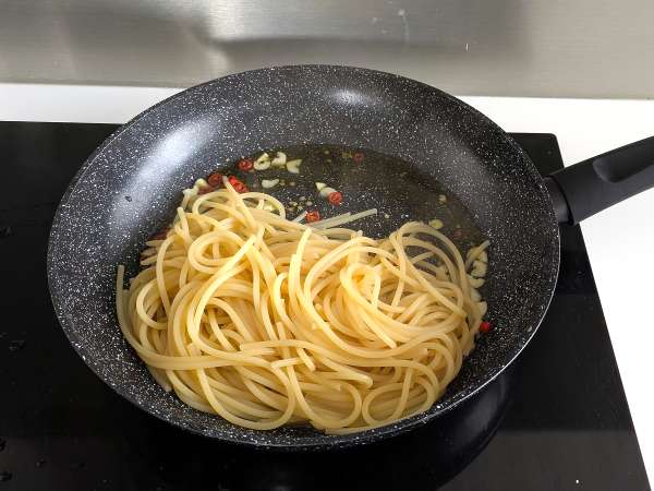 Spagetti aglio, olio e peperoncino: az olasz hagyományok utolsó pillanatban elkészített étele - Előkészítés lépés 6