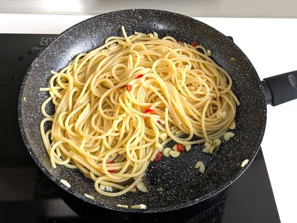 Spagetti aglio, olio e peperoncino: az olasz hagyományok utolsó pillanatban elkészített étele - Előkészítés lépés 7