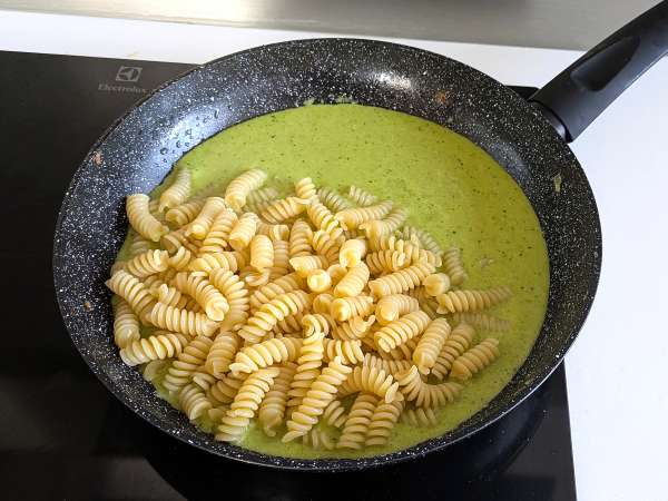 Krémes spárga és szalonna tészta: egyszerű és ízletes recept - Előkészítés lépés 8