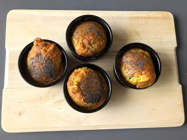 Cukkini muffinok légsütőben: a könnyű és pelyhes recept - Előkészítés lépés 7