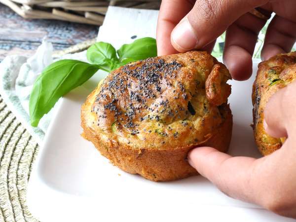 Cukkini muffinok légsütőben: a könnyű és pelyhes recept - Előkészítés lépés 8