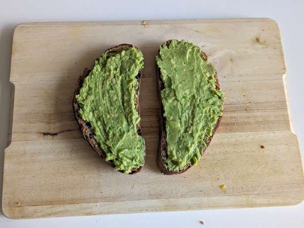 Avokádó pirítós mangóval és lime-mal: friss, gyors és ízletes recept - Előkészítés lépés 3