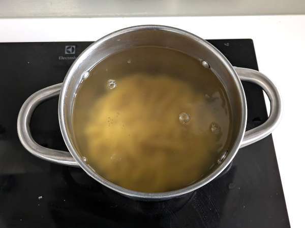 Hideg tészta rukkola pestóval, cseresznyeparadicsommal és mozzarellával: a friss és gyors nyári recept - Előkészítés lépés 1
