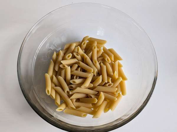 Hideg tészta rukkola pestóval, cseresznyeparadicsommal és mozzarellával: a friss és gyors nyári recept - Előkészítés lépés 4