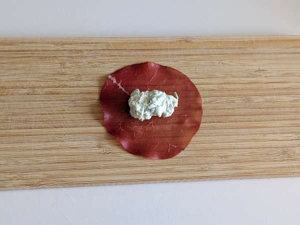 Tortelloni di bresaola töltött rukkolával és ricotta sajttal: finom és 10 perc alatt kész! - Előkészítés lépés 4