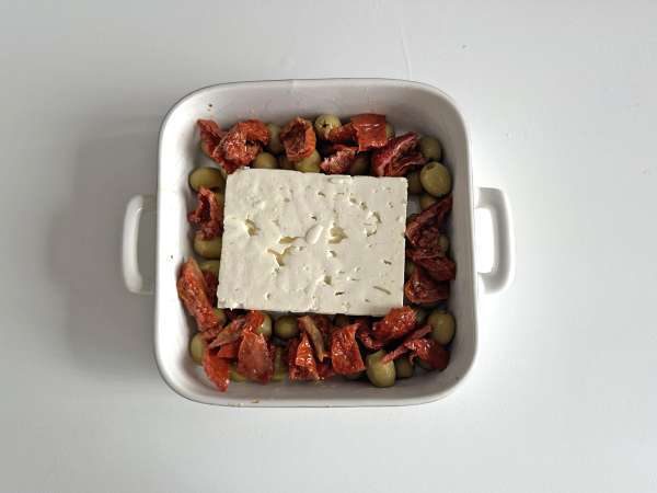Sült feta szárított paradicsommal és olajbogyóval, mediterrán stílusban - Előkészítés lépés 2