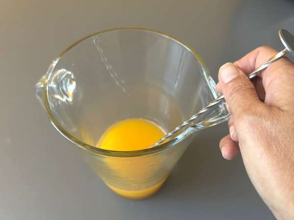 Agua de Valencia, a mediterrán koktél kavával és naranccsal, amelyet otthon is elkészíthet. - Előkészítés lépés 3