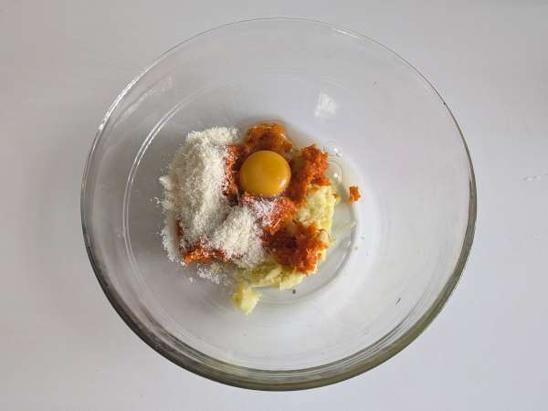 Házi sütőtökös gnocchi: puha, finom és tökéletes az őszhöz! - Előkészítés lépés 4