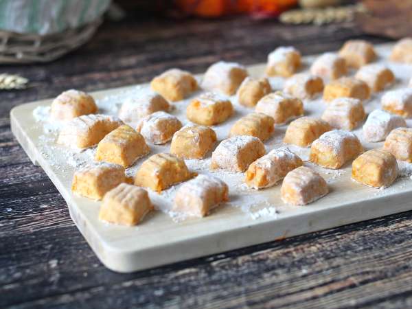 Házi sütőtökös gnocchi: puha, finom és tökéletes az őszhöz! - Előkészítés lépés 8