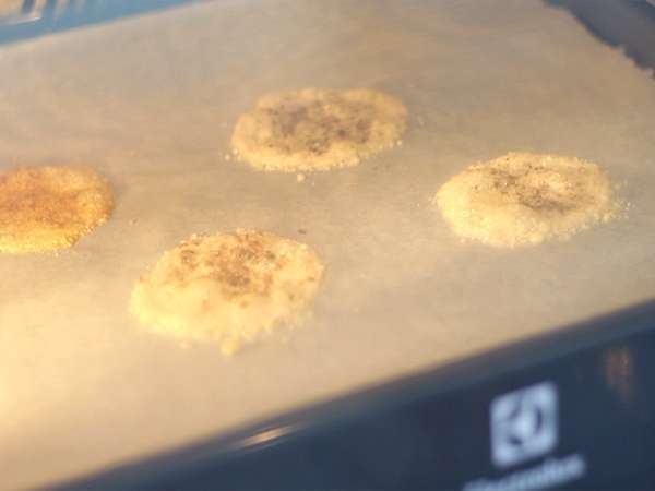 Parmezán chips fűszerekkel és fűszerekkel - Előkészítés lépés 3