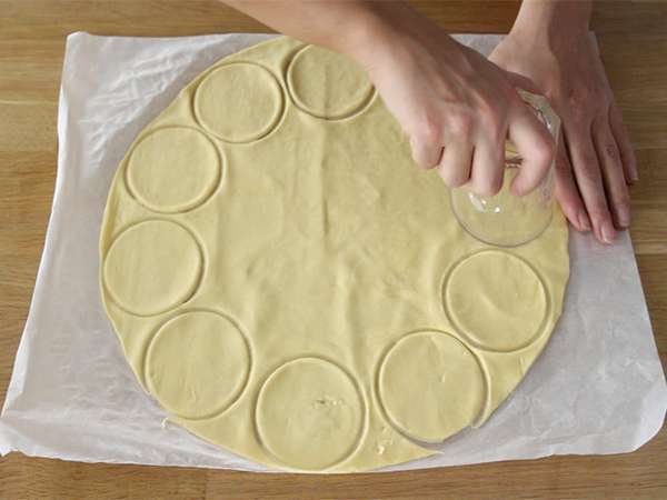 Mini pizzák leveles tésztával - Előkészítés lépés 1